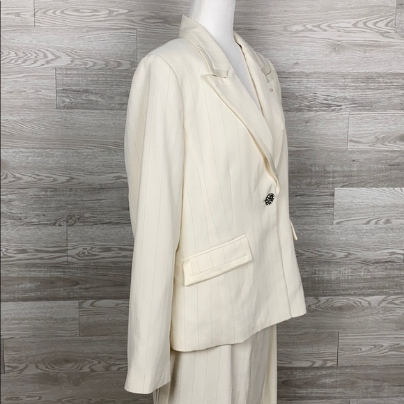 Amanda Smith White 2pC Pant Suit - Picture 3 of 14